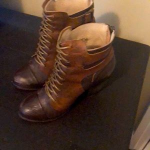 Beautiful Brown and light brown leather size 8 in like new condition